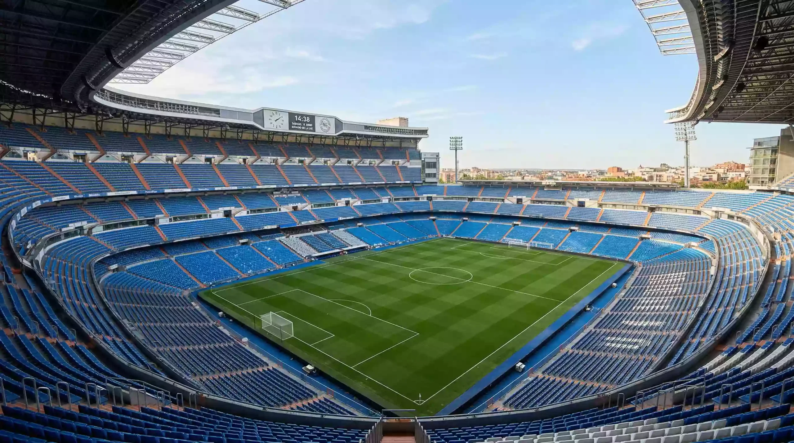 Estadio de fútbol del Mundial 2026 con reloj mostrando hora peruana PET
