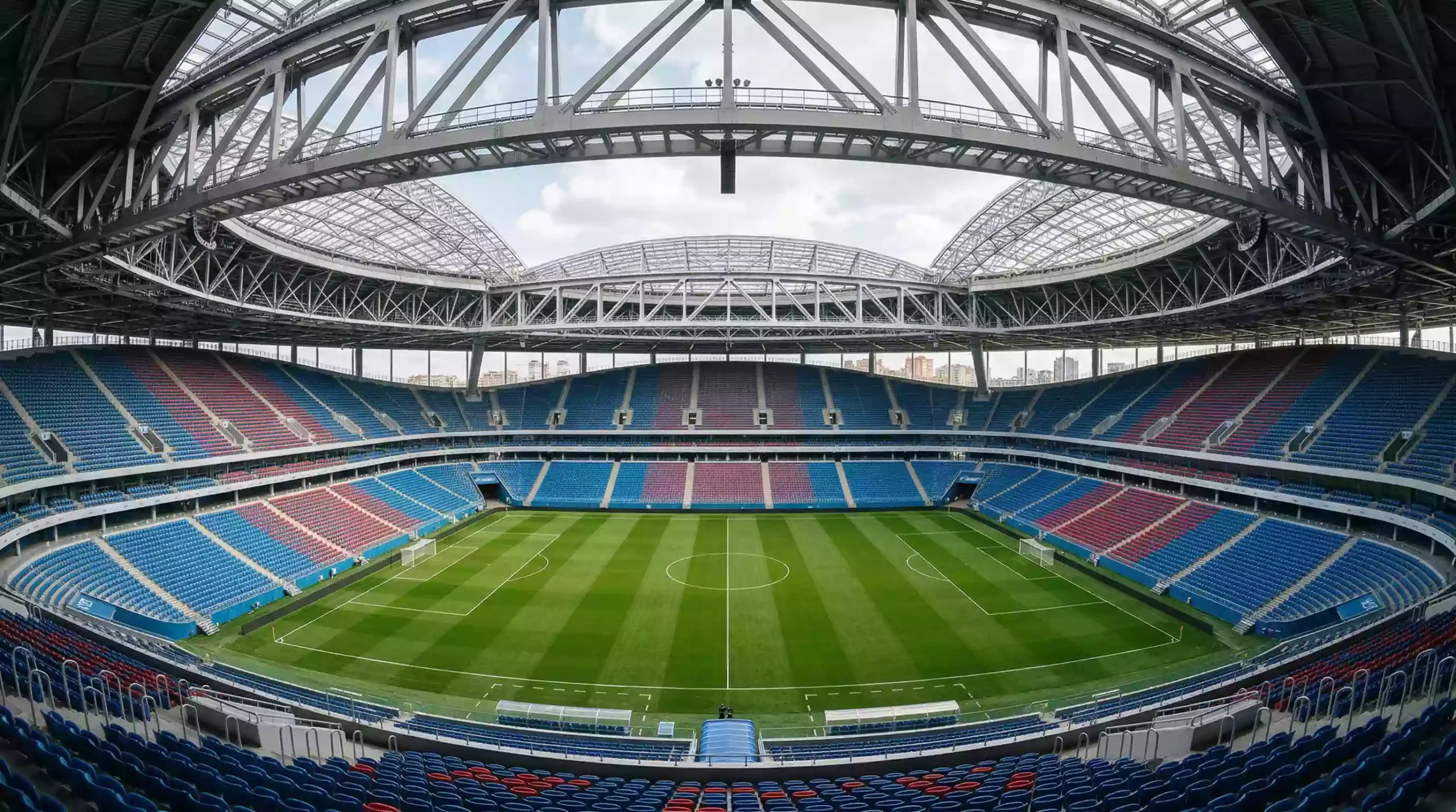 Estadio de fútbol con cancha verde preparada para un partido del grupo E del Mundial 2026